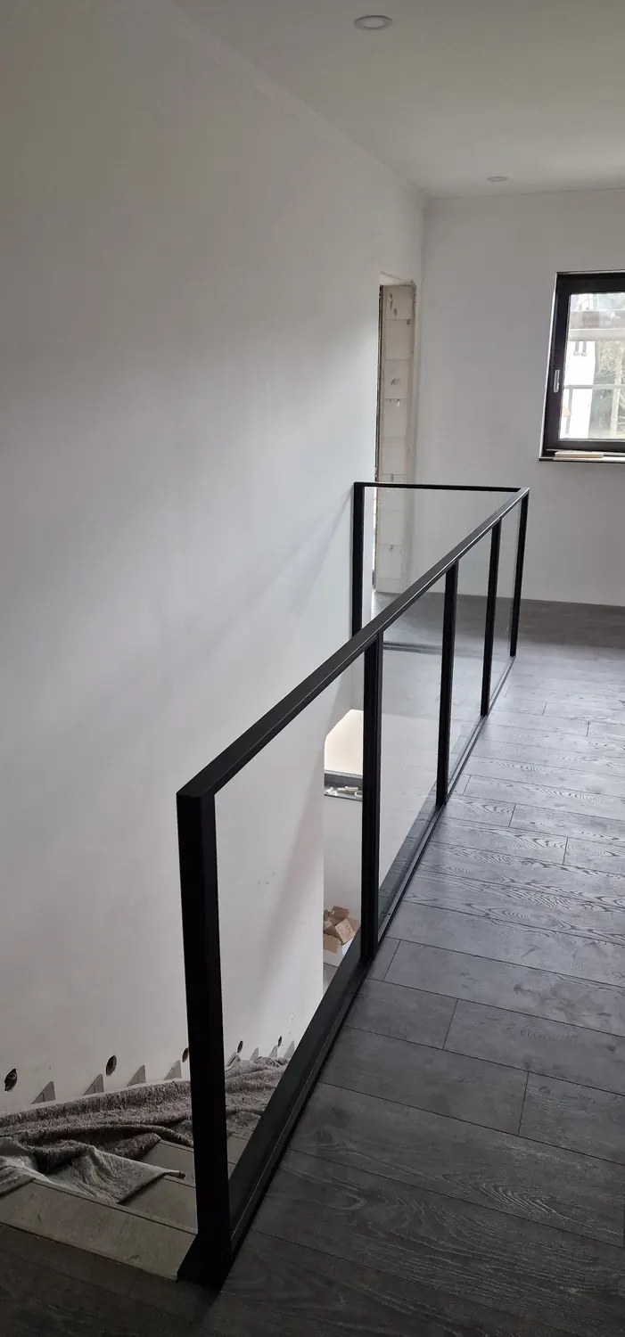 Galeriegeländer aus Stahl und Glas am Treppenauge