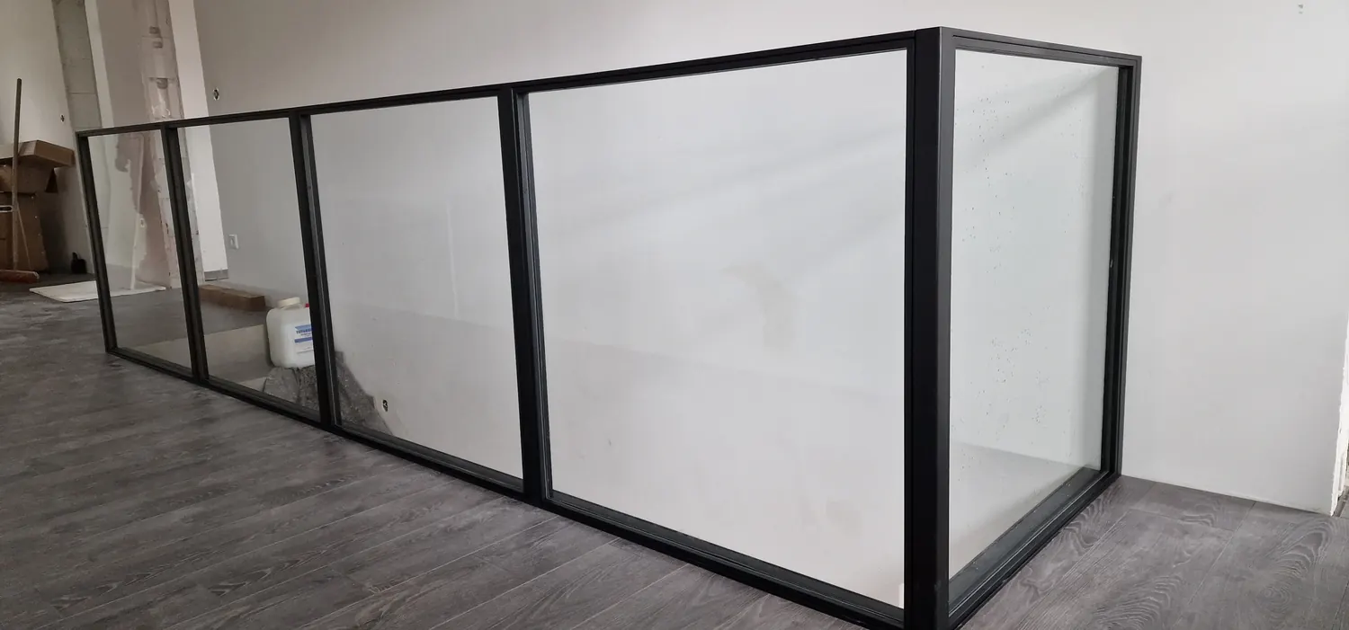 Loft-Geländer mit Stahlrahmen und Glasfüllung an der Galerie