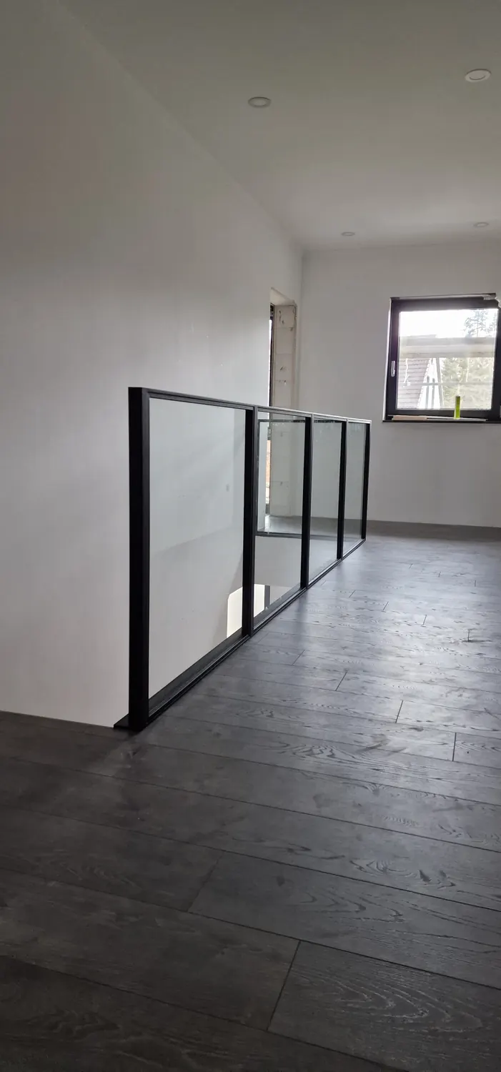 Loft-Geländer entlang einer Galerie