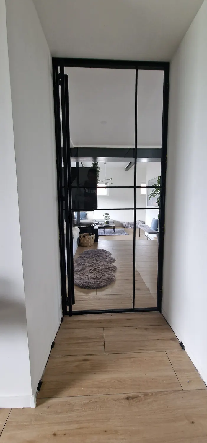 Einflügelige Lofttür aus Stahl und Glas im Flur