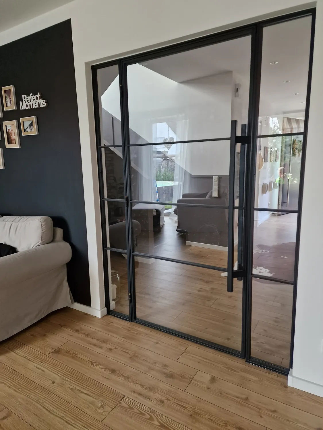 Lofttür mit Festelement zwischen Wohnzimmer und Treppenhaus
