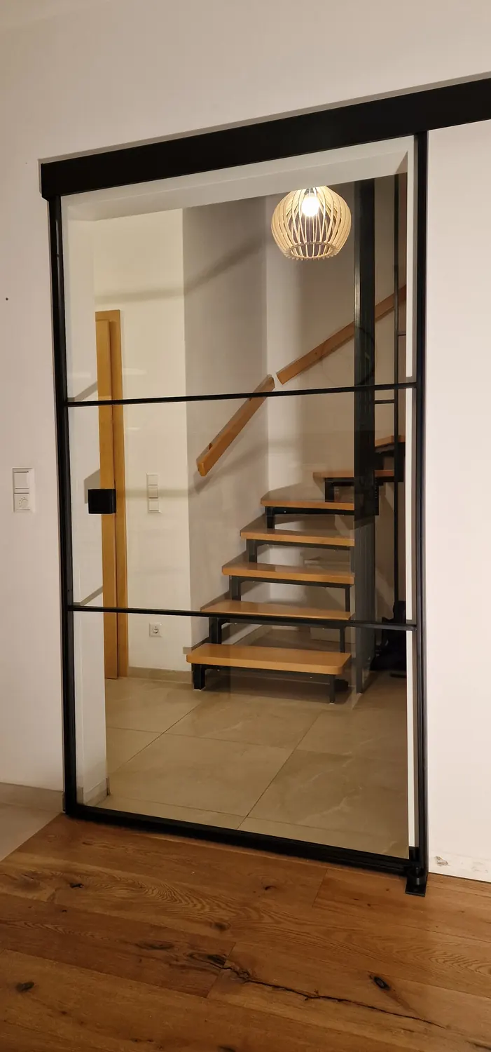 Geöffnete Schiebetür mit Blick auf die Treppe