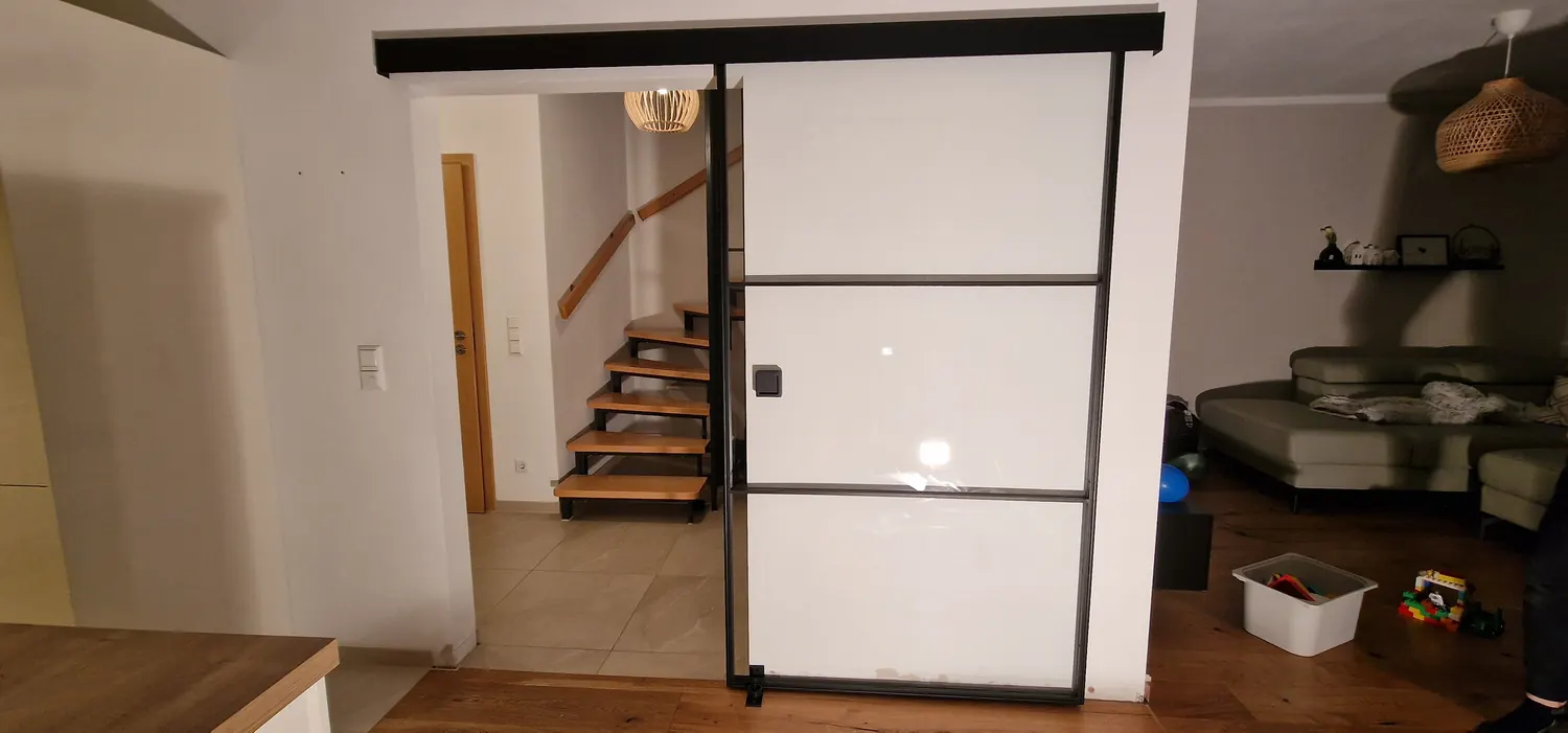 Schiebetür zwischen Wohnbereich und Treppe